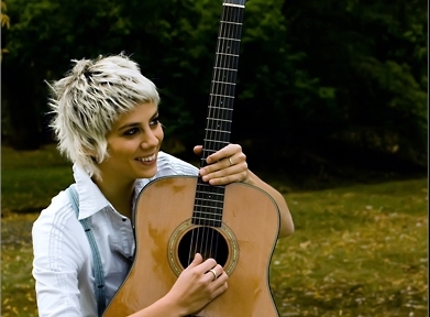 Aneta Langerová s kytarou v ruce