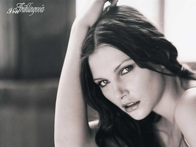 Iva Frühlingová opírající si hlavu o ruku