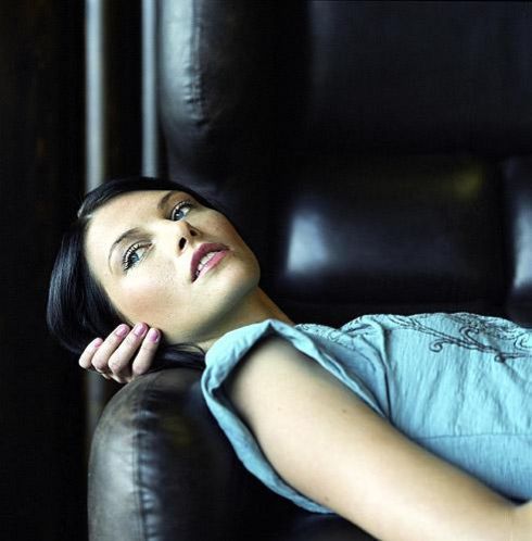 Iva Frühlingová leží na pohovce