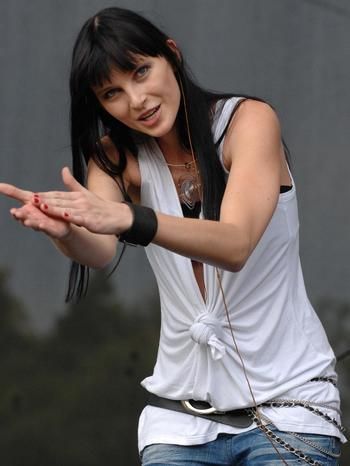 Iva Frühlingová s nataženými rukami