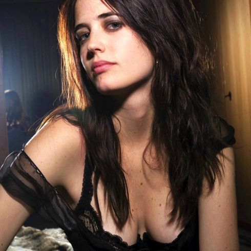 Eva Green s detailním pohledem do výstřihu