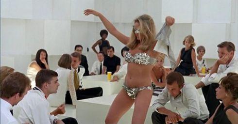 Ursula Andress tančící v místnosti plné lidí