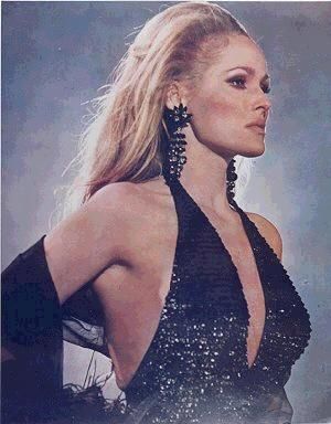 Ursula Andress ve společenském