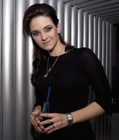 Libuše Vojtková v černých šatech a sklenicí s brčkem v ruce