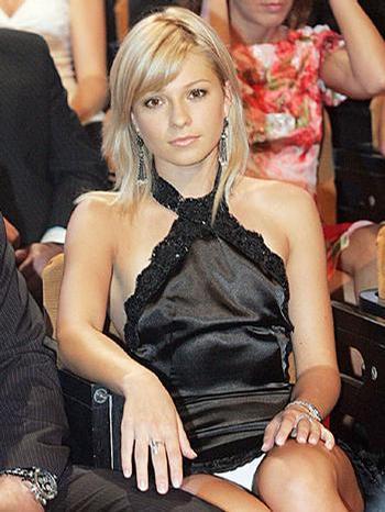 Inna Puhajková v černých šatech ukázala také kalhotky