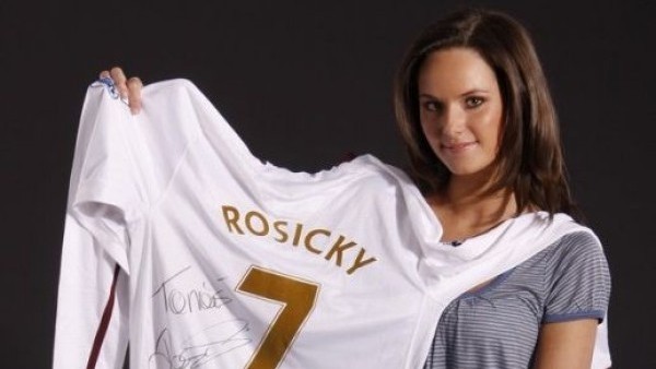 Renáta Czadernová předvádí dres Tomáše Rosického