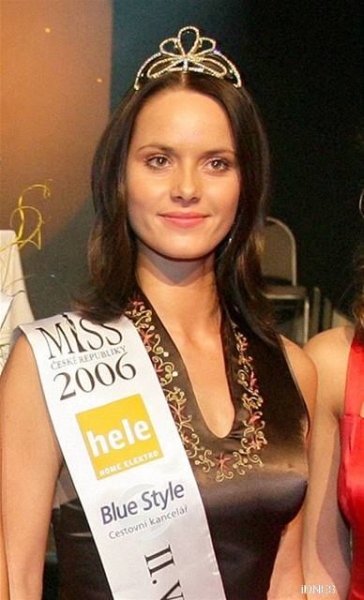 Renáta Czadernová s šerpou a korunkou