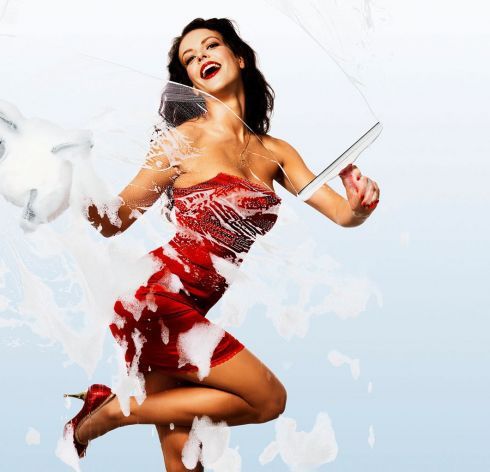 Sexy Andrea Kerestešová v červených šatech se stěrkou na okna v ruce