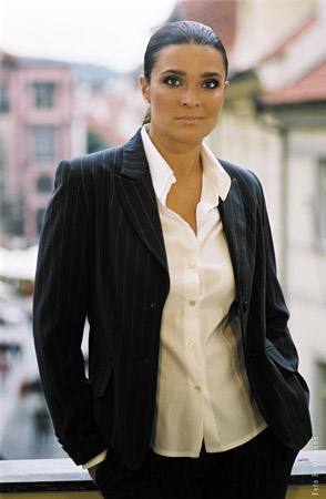 Mahulena Bočanová v černém kostýmu s bílou košilí