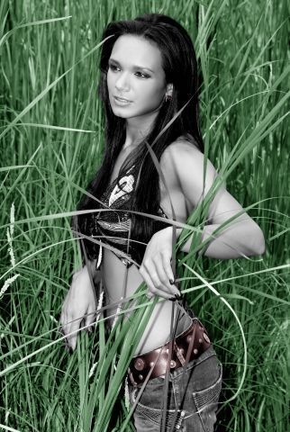 Gabriela Dvořáková ve vysoké trávě