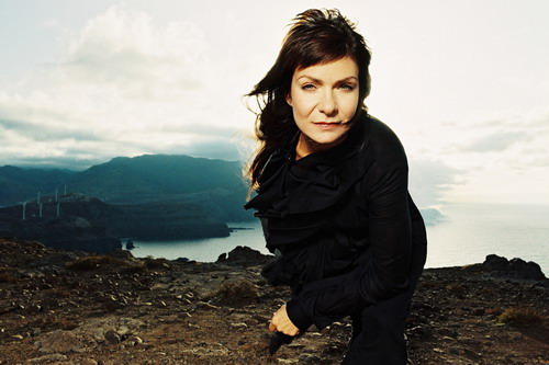 Anna K v černém kabátě s jezerem v pozadí