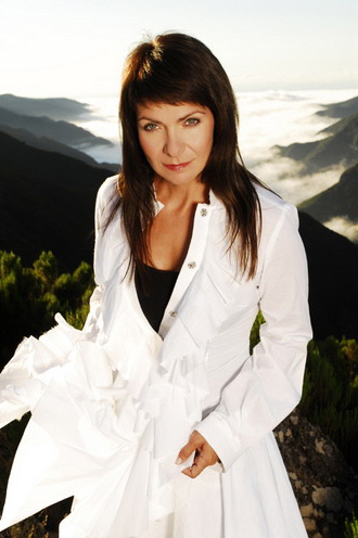 Anna K v bílém kabátě s pozadím hor