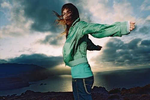 Anna K stojící na mořském pobřeží