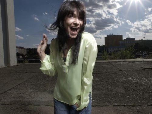 Anna K stojící v prostoru