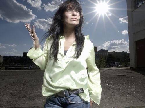 Anna K stojí u haly