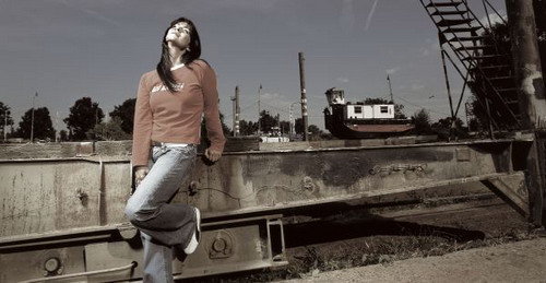 Anna K stojí na staveništi