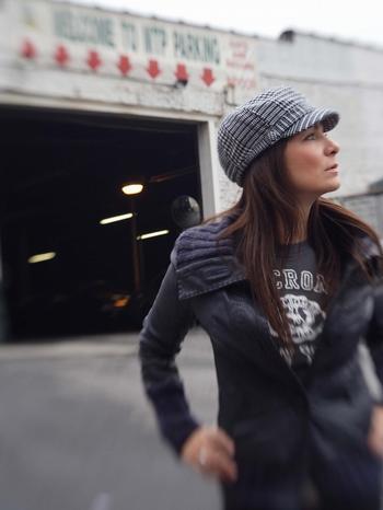 Anna K stojí na parkovišti