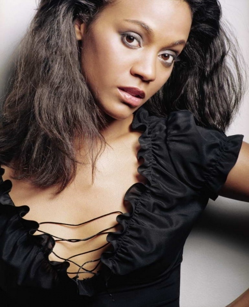 Zoe Saldana v černých šatech