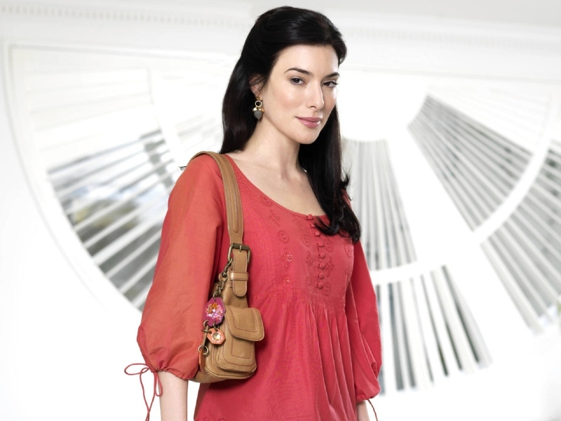 Jamie Murray pózující uprostřed místnosti