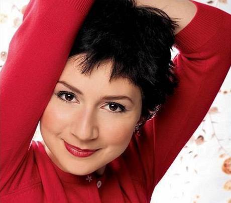 Martha Issová s rukama nad hlavou