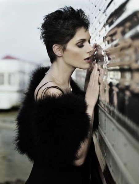 Klára Issová s kožešinou okolo ramen