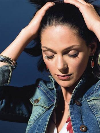 Klára Issová s rukama ve vlasech