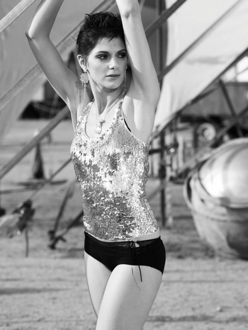 Klára Issová na černobílé fotografii opřená o rám okna