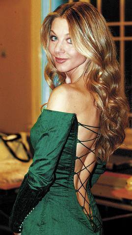 Sabina Laurinová v sexy zelených šatech se šněrováním na zádech