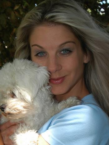 Sabina Laurinová s pejskem v náručí