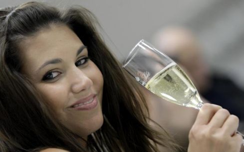 Lucie Smatanová se skleničkou v ruce