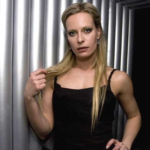 Kristina Kloubková s dlouhými vlasy v černém triku