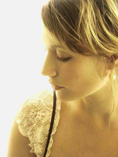 Lenka Zahradnická s hlavou otočenou na bok