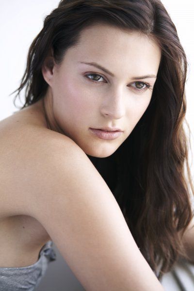 Miroslava Košťánová s dlouhými vlasy a zamyšleným pohledem