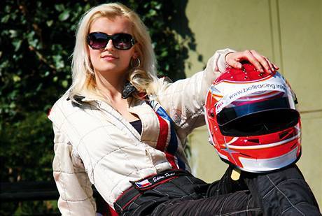 Edita Prášková v kombinéze s přílbou na noze