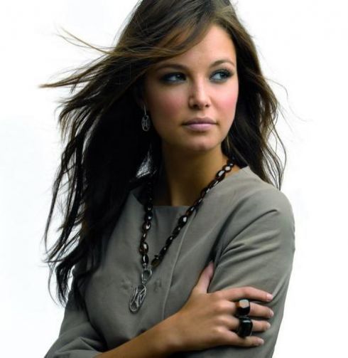 Veronika Pompeová Miss ČR 2007 v šedé halence s přívěskem