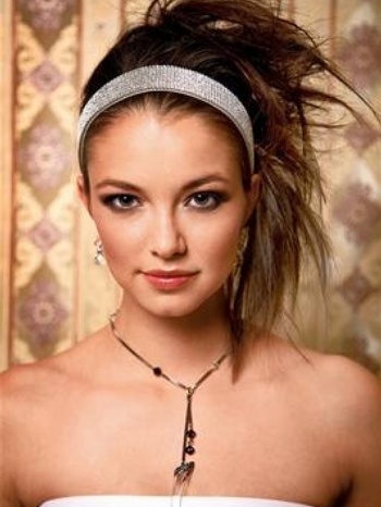 Veronika Pompeová se stříbrnou čelenkou v hlavě a řetízkem na krku