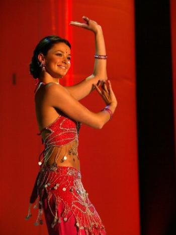 Veronika Pompeová v červených šatech