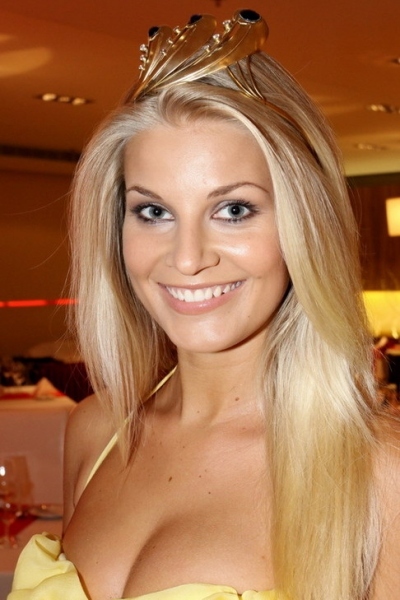 Hana Věrná s korunkou na hlavě