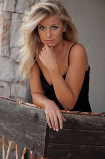 Hana Věrná opírající se o zábradlí