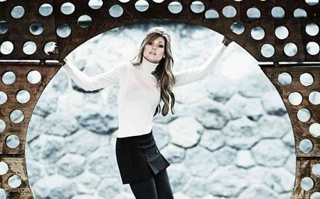 Tereza Kerndlová stojí v kruhu