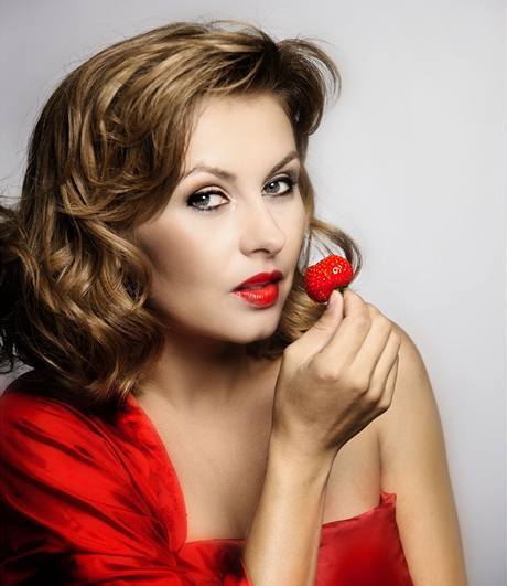 Sexy Dana Morávková s jahodou v ruce