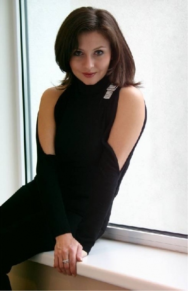 Dana Morávková v černé halence se stříbrnou sponou