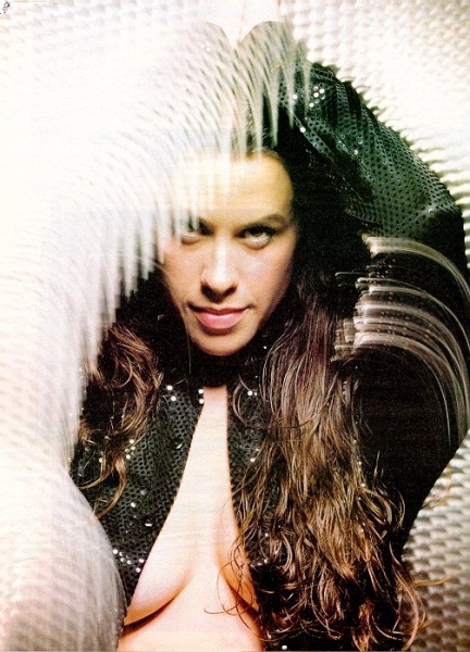 Alanis Morissette odhalující část svých prsou