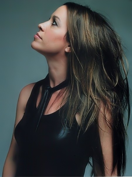 Zpěvačka Alanis Morissette v černých šatech