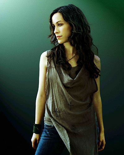 Zpěvačka Alanis Morissette s hlavou otočenou na bok