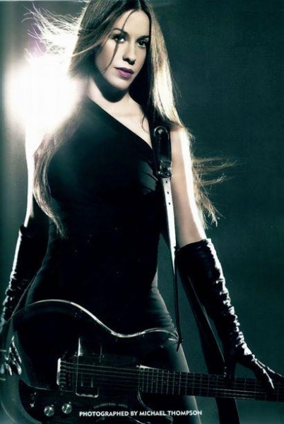 Alanis Morissette s černou kytarou