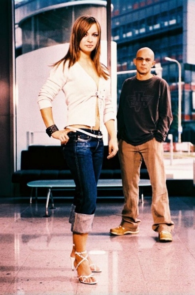 Fotografie ženy a muže stojících v prosklené místnosti