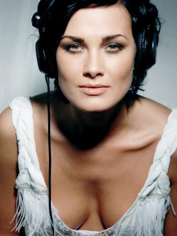 Michaela Salačová v bílém tílku se sluchátky na uších