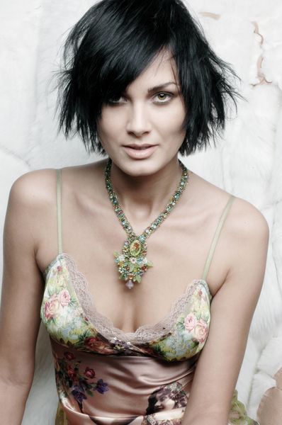 Michaela Salačová v sexy košilce s náhrdelníkem na krku