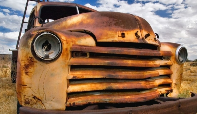 Fotografie rozbitého automobilu